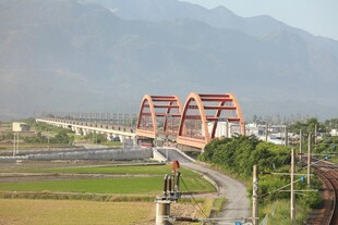 山间铁轨旁的特色建筑