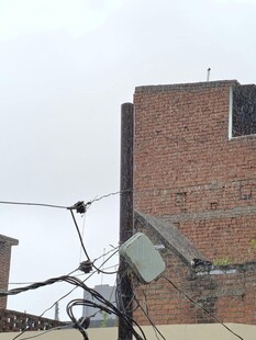 城市中老旧砖墙与电线景象