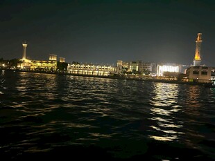 夜晚水边城市璀璨夜景