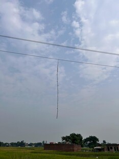 田野上空的电线与白云