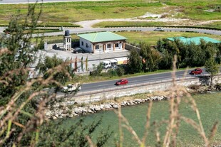 俯瞰公路旁的建筑与车辆