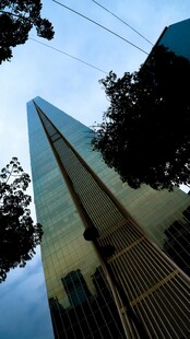 仰视现代高楼建筑景观