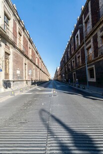 空旷街道与两侧建筑