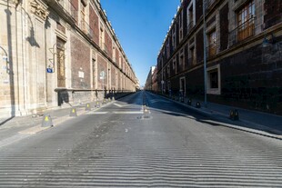 空旷街道 古老建筑林立