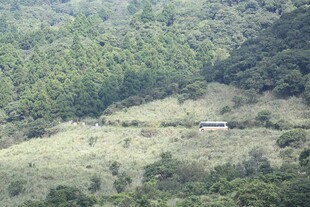 山间开阔地中的小屋