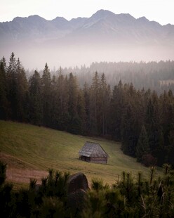 山间晨景中的静谧小屋