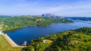 美丽湖景与周边自然风光