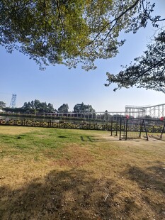 户外开阔草地与围栏景观