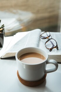 咖啡相伴的静谧阅读时光