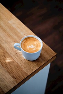 木桌上的一杯精美拿铁