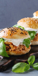 美味鸡肉汉堡配新鲜蔬菜