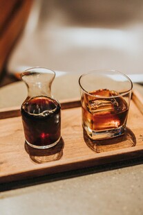 木制托盘上的两杯饮品