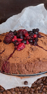 美味浆果巧克力蛋糕