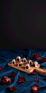 中式糕点摆放在蓝色布上