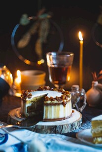 烛光下的精致甜点盛宴