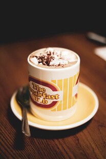 精致拉花咖啡置于木桌