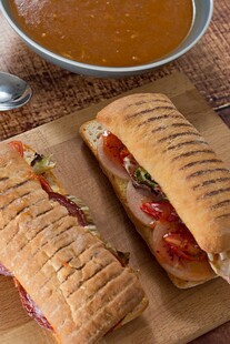 美味三明治与热汤组合