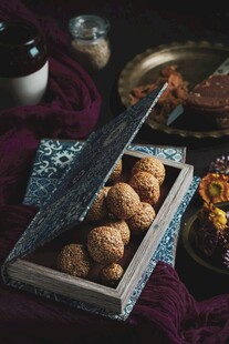 木盒中的美味糕点