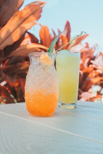 两杯色彩缤纷的夏日特调