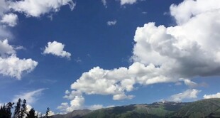 蓝天白云下的壮阔山景