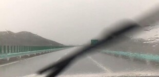 雨中行车视角下的高速风景