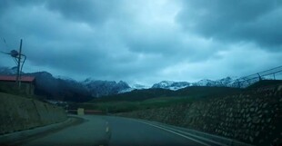 阴云下的公路与远山