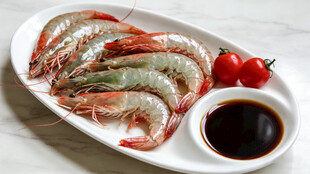 新鲜大虾配蘸料摆盘精美