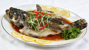 清蒸鱼摆盘精致色泽诱人