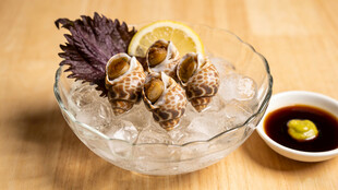 冰镇生蚝配柠檬与蘸料