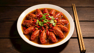 美味香辣小龙虾配筷子