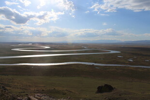 草原蜿蜒河流壮美景观