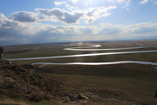 草原蜿蜒河流壮丽风光
