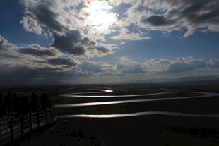 草原河畔的壮丽阳光景致