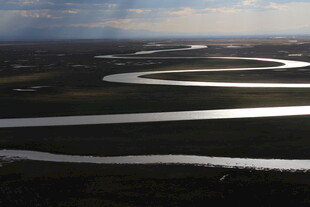 蜿蜒河流的壮美自然景观