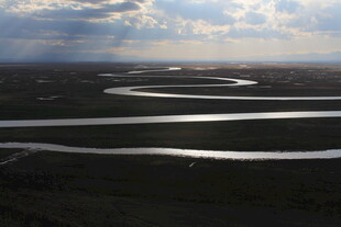 蜿蜒河流的壮丽空中景象