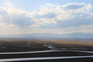 广袤草原上的河流与云景