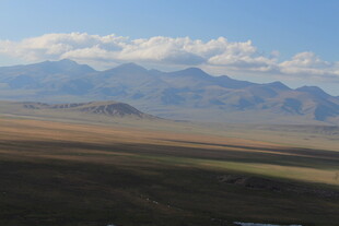 广袤草原与远处山峦风景
