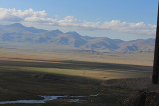 广袤旷野与远处山脉风景