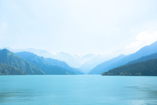 宁静山水间的湖光山色