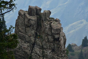 巍峨嶙峋的孤耸岩石