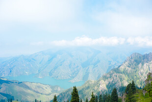 壮丽山景 蓝天白云绿树