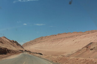 沙漠中的蜿蜒公路