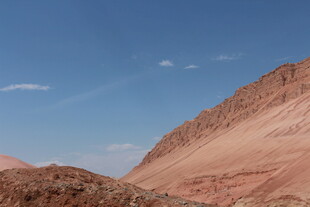 壮丽红色山峦与蓝天