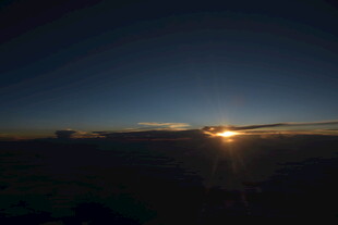 日出时分的广阔原野景色