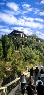 长城上的游客与壮丽风光