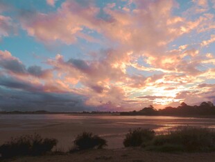 夕阳下的绚烂天空与水域