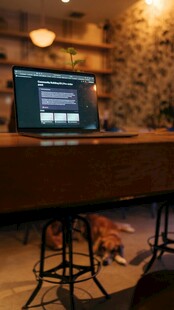 室内吧台旁的笔记本电脑