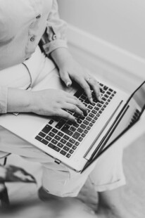 人在笔记本上打字场景