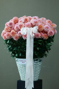 粉色花卉装饰的白色十字架