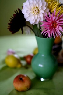 绿瓶鲜花与水果静物图